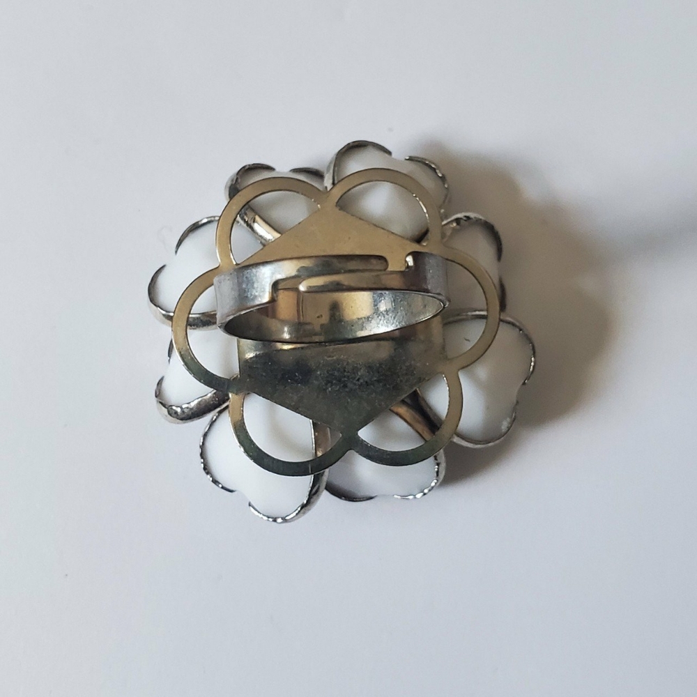 White+Silver Flower Ring - Picture 3 of 3